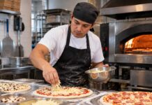 SE BUSCA AYUDANTE DE PIZZERO PARA PREPARACIÓN Y HORNEADO DE PIZZAS (TIEMPO PARCIAL)