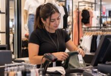 SE REQUIERE CAJERO/A DE TIEMPO COMPLETO PARA TIENDA DE ROPA (HORARIOS ROTATIVOS)