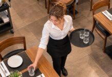 SE SOLICITA CAMARERO/A DE RESTAURANTE PARA LABORES GENERALES DE ATENCIÓN EN MESA (JORNADA COMPLETA)