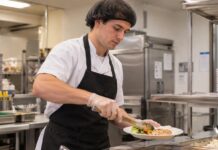 SE BUSCA TRABAJADOR DE SERVICIO DE ALIMENTOS PARA SERVIR COMIDAS Y LIMPIAR LA COCINA EN RESIDENCIA, NO SE REQUIERE EXPERIENCIA PREVIA