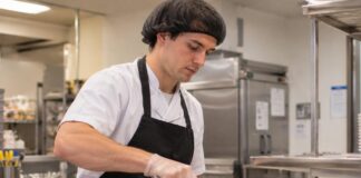 SE BUSCA TRABAJADOR DE SERVICIO DE ALIMENTOS PARA SERVIR COMIDAS Y LIMPIAR LA COCINA EN RESIDENCIA, NO SE REQUIERE EXPERIENCIA PREVIA