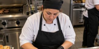 SE SOLICITA COCINERO/A Y AYUDANTE DE COCINA PARA PREPARACIÓN DE COMIDAS Y SÁNDWICHES