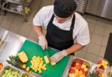 SE SOLICITA CORTADOR/A DE FRUTAS PARA PREPARACIÓN DE ALIMENTOS FRESCOS (TIEMPO PARCIAL)